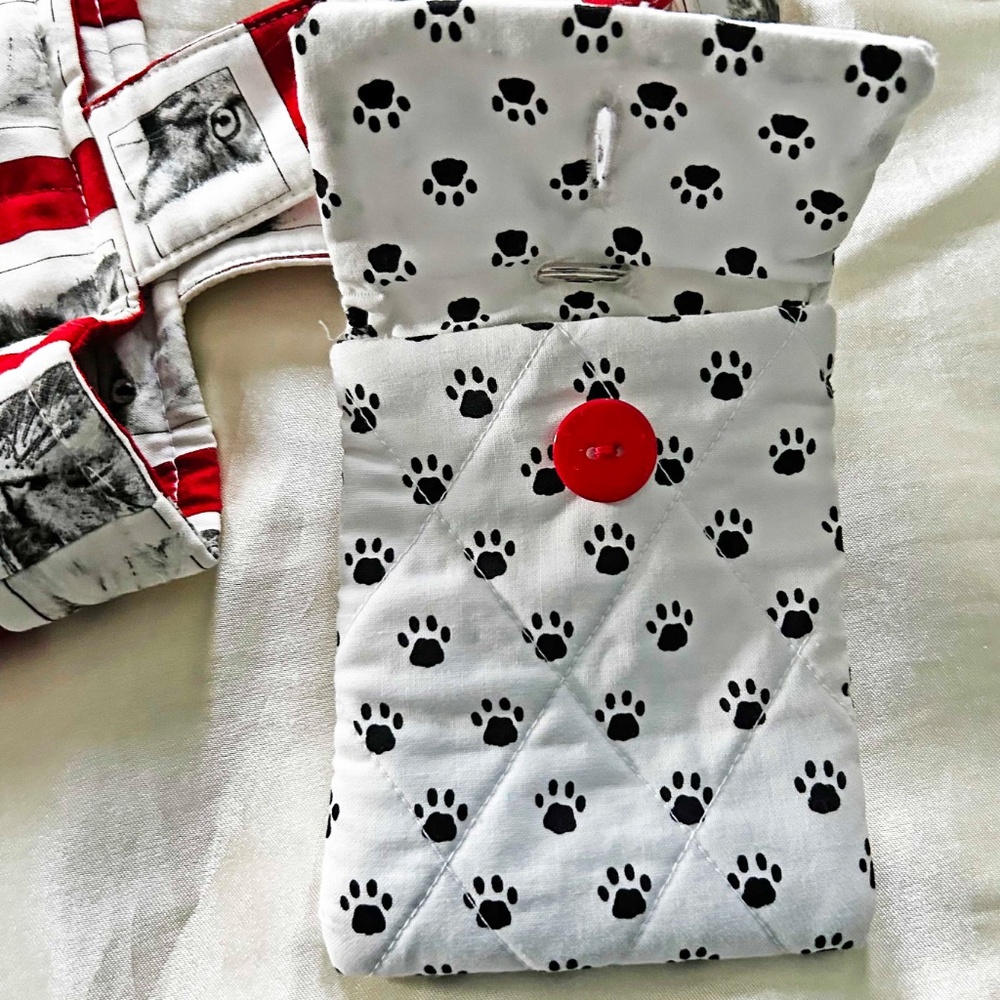 TOTE WITH DIFFERENT CAT FACES, RED WHITE & BLACK, TWO HANDLES, COMES WITH FABRIC - Picture 4 of 6